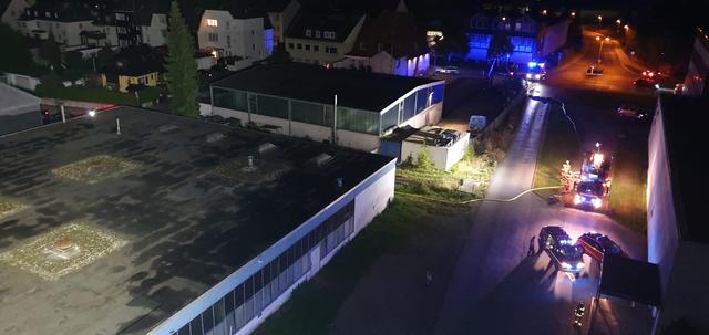 Ein umfangreicher Einsatz in einem metallbearbeitenden Betrieb an der Mettmanner Straße in Velbert beschäftigte am frühen Sonntagmorgen Polizei und Feuerwehr.