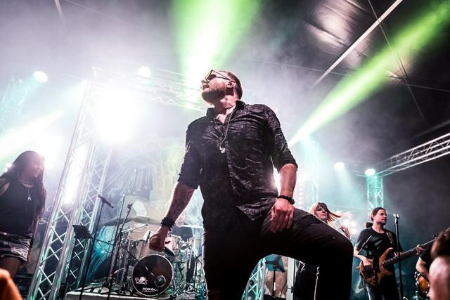 Die Abendstunden füllt die „Chris Koch Band“.