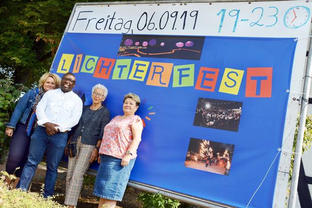 Sandra Sternke-Menne, Morya Gnanko, Renate Schneider und Olga Lestschewa werben für das Fest.