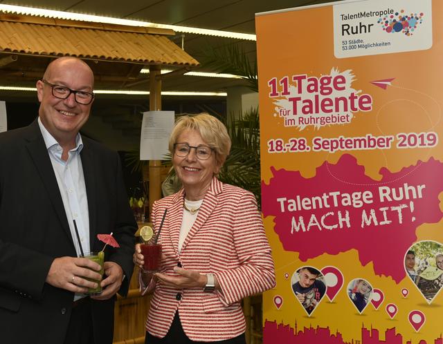 Stießen mit einem TalentTage-Smoothie auf den bevorstehenden Bildungsmarathon an: Bärbel Bergerhoff-Wodopia, Mitglied des Vorstandes der RAG-Stiftung und Bildungsbeauftragte des Initiativkreises Ruhr, und Johannes Kohtz-Cavlak, Schulleiter des Alice-Salomon-Berufskollegs.