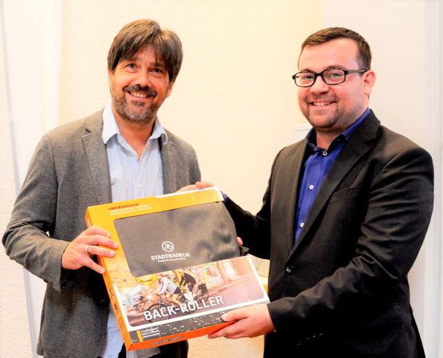 Stadtradelstar Heiko Mühlbauer (links) und Bürgermeister Dimitrios Axourgos.