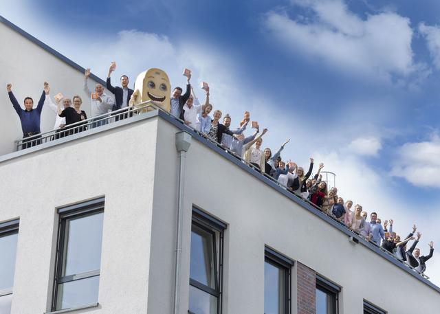 Geschäftsführer und Mitarbeiter der Brandt-Gruppe auf der Terrasse der Verwaltung.