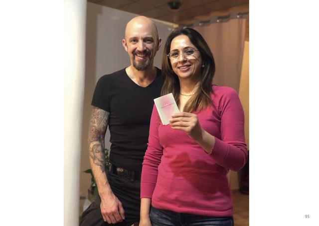 Die Syrerin Asmaa und der Dortmunder Fotograf Pascal Amos Rest mit Asmaas „Fiktionsbescheinigung“.