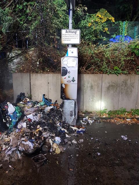 Der Parkscheinautomat sowie ein Container sind verbrannt.