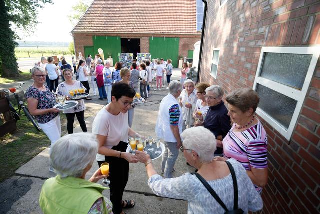 Zur Feier bei strahlendem Sonnenschein fanden sich auf dem Hof Möller 120 Frauen im Alter zwischen 30 und 87 Jahren ein.