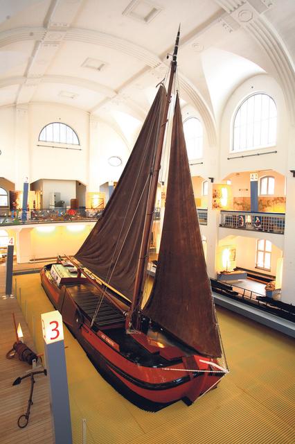 Ein „Maritimes Kinderfest“ bei freiem Eintritt verspricht das Museum der Deutschen Binnenschifffahrt, Apostelstraße 84 in Ruhrort, am Sonntag, 8. September, von 10 bis 17 Uhr. Große und kleine Besucher können sich schminken und in Kostümen als Land- oder Wasserratte ablichten lassen. Sportlich betätigen kann man sich an Ruder-Ergometern. Zudem gibt's einen Mosaik-Workshop, werden Streichinstrumente vorgestellt, lädt ein Bilderbuchkino um 12 und 14 Uhr zu spannenden Traumreisen ein. Um 11, 13 und 15 Uhr rockt dann „Buddy Ollie“ das Museum.