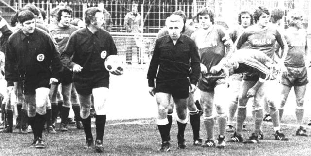 Das waren Zeiten! Gehlker (3.v.l.) pfiff 1977 Werden : Schalke 04 im Gruga-Stadion. Foto: privat