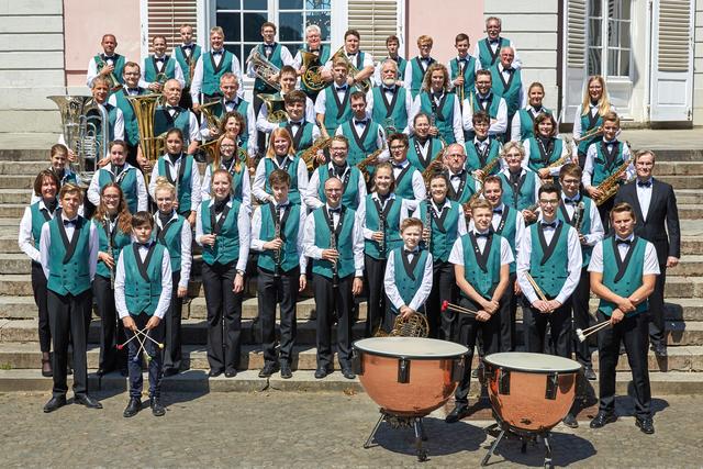 Das Sinfonische Blasorchester der Musikschule vor dem Benrather Schloß.