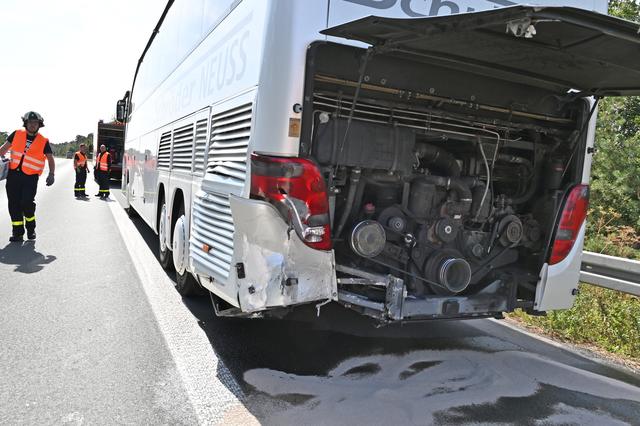 Ein 48-jähriger Pkw Fahrer aus Ratingen war aus bislang unbekannten Gründen auf einen Bus aufgefahren, in dem sich eine 6-te Klasse einer Schule aus Grevenbroich befanden. Fotos: Bludau