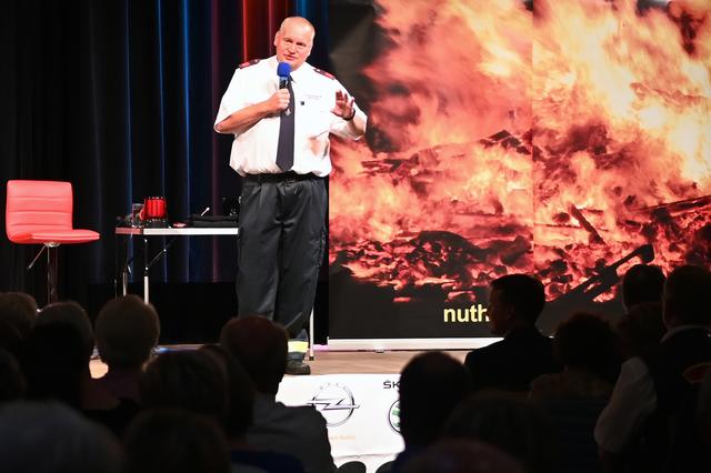euerwehrmann und Kabarettist Günter Nuth brannte auf Einladung der Wulfener Brandschützer im Wulfener Gemeinschaftshaus ein tolles Feuerwerk der guten Laune ab. Fotos: Bludau