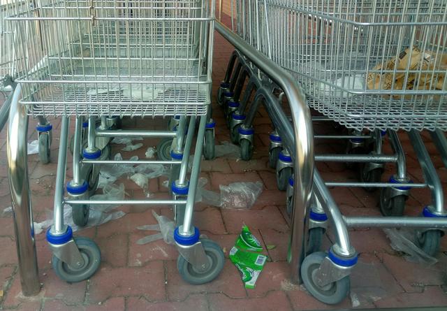 Vermüllte Supermarktecke - die einen stört es nicht - die anderen schon.
