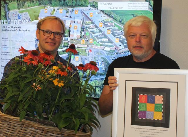Martin Hülsken wurde für die langjährige Treue zu den Cosanne Ingenieuren eine Urkunde nebst Blumen und einem Geldgeschenk überreicht. Foto: Privat