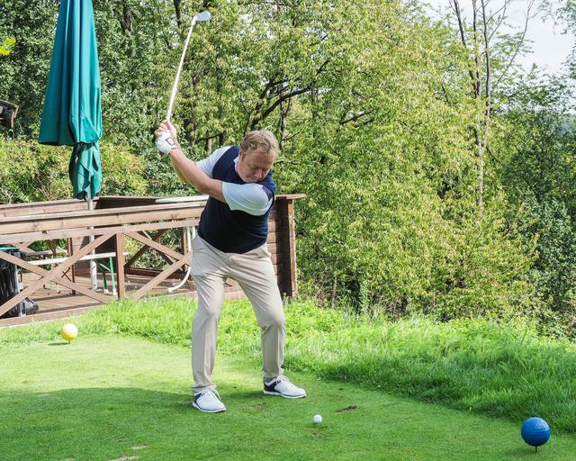 Abschlag beim 16. Förderturm Charity Golf Cup.
Foto: Debus-Gohl 

