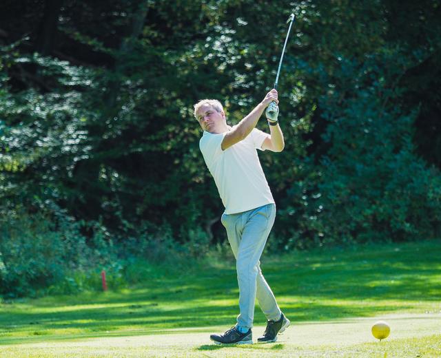 Abschlag beim 16. Förderturm Charity Golf Cup.
Foto: Debus-Gohl 
