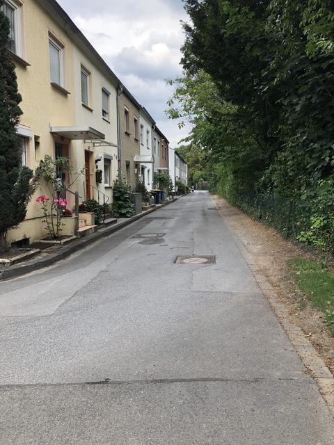 Begegnen sich zwei normale Autos, wird es sehr eng auf den Ringstraßen. Kommt eine weitere Bebauung, steigt die Anzahl der Verkehrsbewegungen weiter an. Niemand könnte sich wegen der fehlenden Bürgersteige mehr gefahrlos auf der Straße bewegen.