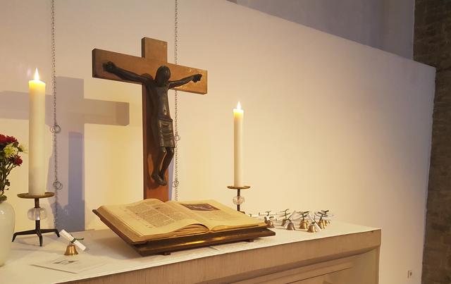 Die 14 neuen Telefonseelsorgerinnen und Telefonseelsorger wurden in der Marktkirche in ihren Dienst eingeführt. Weil die Anonymität der Mitarbeitenden geschützt wird, veröffentlichen wir zu diesem Bericht kein Gruppenbild.