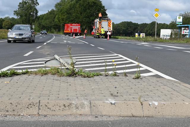 Ein 68-jährige Autofahrer aus Marl, der auf der Marler Straße Richtung Dorsten unterwegs war, fuhr mit seinem blauen Opel etwa gegen 10.30 Uhr über die Mittelinsel und dabei ein Verkehrsschild um. Fotos: Bludau