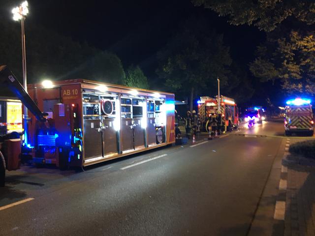 Bei einem Unfall mit Chemikalien rückt die Feuerwehr mit Spezialgerät an.