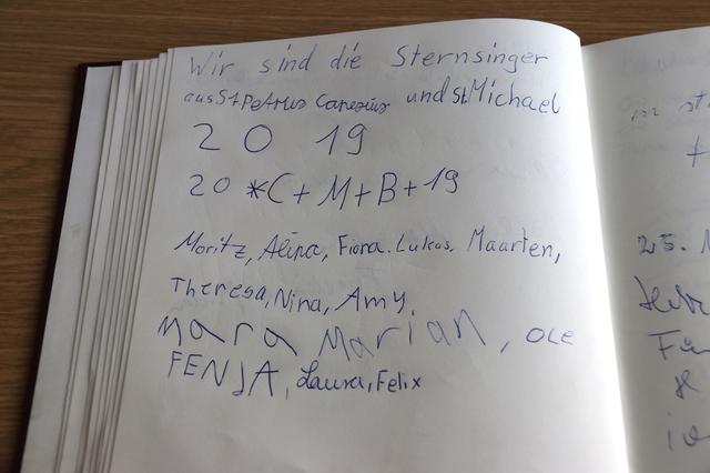 Auch die Sternsinger der katholischen Gemeinde St. Petrus Canisius haben sich verewigt.