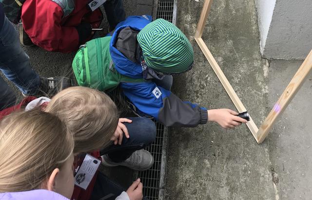 Abenteuerlustige Kinder helfen mit, das gestohlene Kunstwerk zurück in die Kunsthalle zu bringen.
