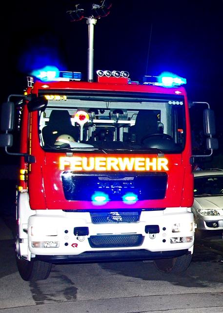 Abendlicher Feuerwehreinsatz in Immigrath.