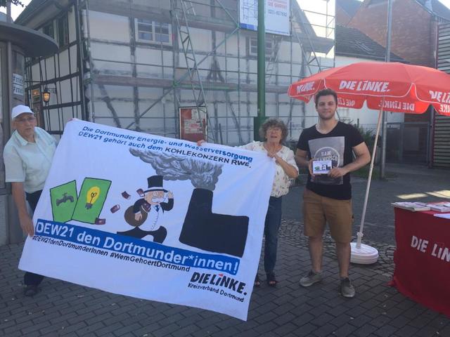 Mitglieder der Bezirksgruppe-Ost der Partei DIE LINKE fordern in Dortmund-Brackel die Rekommunalisierung der Energieversorgung: "DEW21 den Dortmunder*innen"