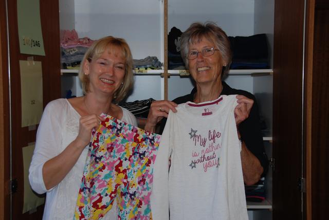 Susanne Besant und Christel Költgen zeigen hier Kinderkleidung. Ob die Hose und das Oberteil wohl zueinander passen?