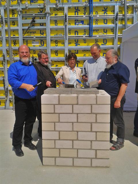Ratsherr Rolf Fliß in strahlendem Blau bei der Grundsteinlegung der neuen Gustav-Heinemann Gesamtschule, in schwarz daneben der grüne Ratsherr Ernst Potthoff, die glückliche Baudezernentin Simone Raskop in der Mitte, daneben Ulrich Pabst, der grüne Bezirksvertreter im Bezirk VI, dann Ratsherr Walter Wandtke.