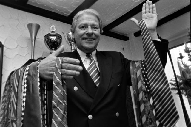 Haltung auch bei der Krawattenauswahl. Auf Mode legte der Tanztrainer stets großen Wert. | Foto: Foto: Bangert