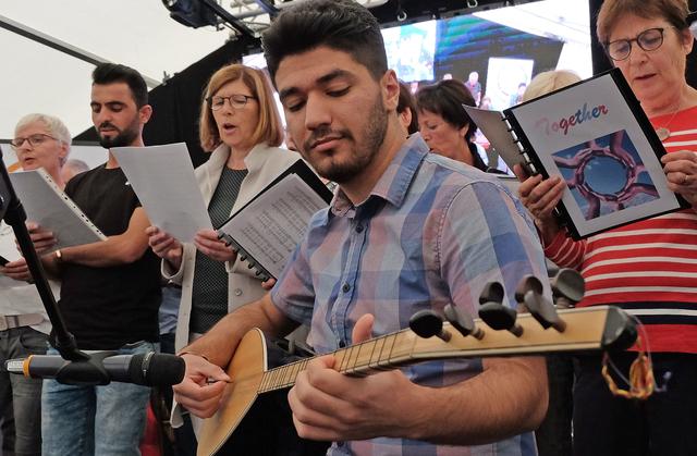 Auch hier gab es viel Livemusik: Ein Chor sang mit Flüchtlingen deutsche, iranische und kurdische Lieder. Fotos: Pieper
