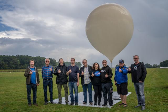 Roland Störmer mit seinem Team vor dem Start des Wetterballons auf dem Flugplatz Kamen-Heeren.