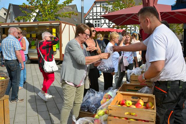 Frisches Obst ist auf dem Bauernmarkt sehr begehrt.