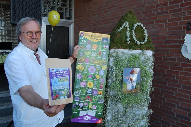 Vorsitzender Ernst-Hermann Göbel präsentiert das neue Umweltprojekt vor dem von Vanessa Salisch gestalteten Turmmodell.