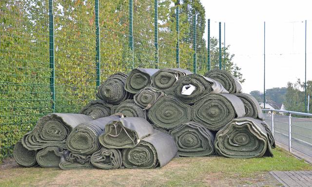 Die einzelnen Fragmente des alten Kunstrasens werden abtransportiert, gereinigt und recycelt.