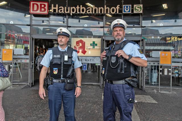 Die Bundespolizei ist gut erkennbar an ihrer Ausrüstung. Sie ist im Bereich des Hauptbahnhofes die Ordnungskraft, arbeitet aber eng mit der Polizei zusammen.