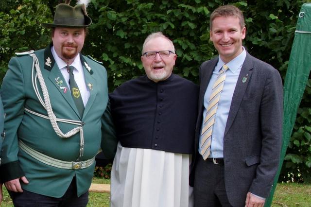 Der stellv. Kompanieführer Manuel Litver, Propst Hubertus Böttcher und Bundesabgeordneter Patrick Sensburg (CDU).