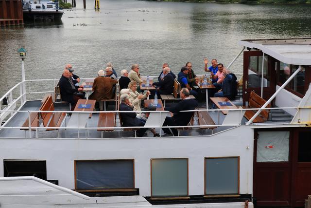 Einige der Ehrenamtlichen haben auf dem Oberdeck Platz genommen, um die Schleusenfahrt möglichst gut miterleben zu können.