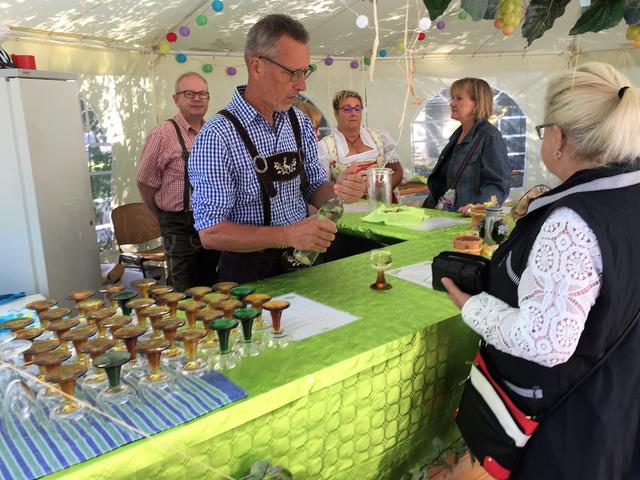 Das Weinzelt mit verschiedenen deutschen Weinspezialitäten kommt bei den Gästen immer bestens an.