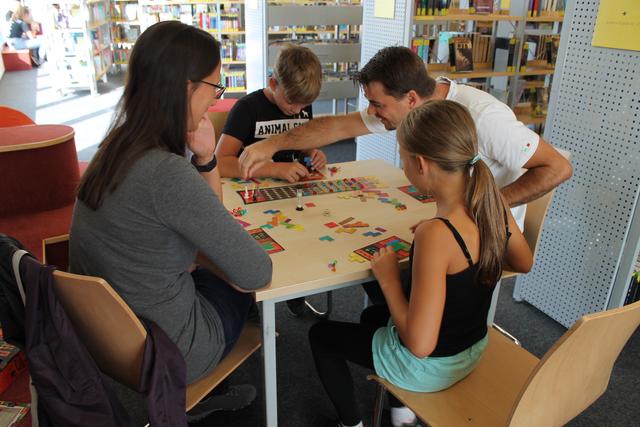 Zum Erklären der Regeln standen das Vorbereitungsteam der Moerser-Jugendbuch-Jury und Mitarbeitende der Bibliothek bereit.