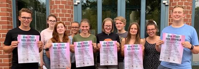 Das Bild zeigt Mitglieder des Jugendgremiums mit den Plakaten für die Dorstener Veranstaltungen zur Nacht der Jugendkultur am 28. und 29. September. Foto: Stadt Dorsten