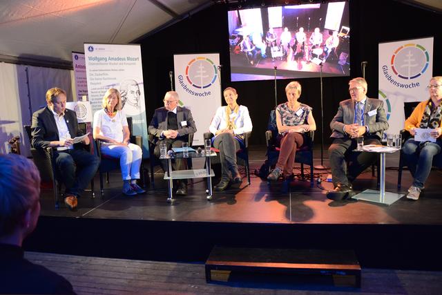 Auf dem Podium diskutierten unter der Moderation von Pfarrer Michael Ostholthoff (links) und Mechthild Heimann (rechts) Adelheid Kellinghaus (Maria 2.0), Weihbischof em. Dieter Geerlings, Andrea Voß-Frick (Maria 2.0), Barbara Bruns (Bildungsreferentin KFD Diözesanverband Münster) und Prof. Dr. Thomas Sternberg (von links). Foto: Bischöfliche Pressestelle/ Michaela Kiepe