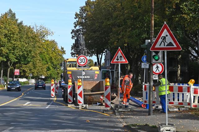 Bereits gestern wurde die Hervester Straße auf einer Länge von 500 Metern für die Arbeiten vorbereitet. Der Verkehr wurde hierfür auf zwei verengte Fahrspuren verlegt. Es gilt nun Tempo 30. Fotos: Guido Bludau