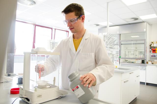 Für seine Versuche im Labor arbeitet Max-Fabian Volhard mit Zelluloseacetat, Meer- und Süßwasser und natürlich dem Katalysator Titandioxid. (Fotos: FH Münster/Theresa Gerks)