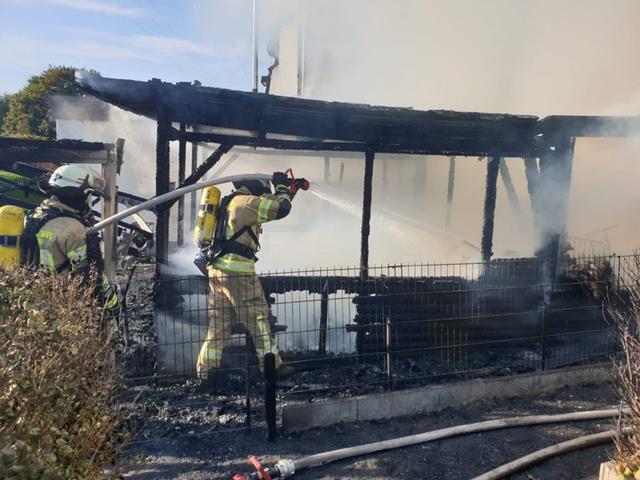 Unter schwerem Atemschutz gingen die Einsatzkräfte vor, um das Feuer abzulöschen.