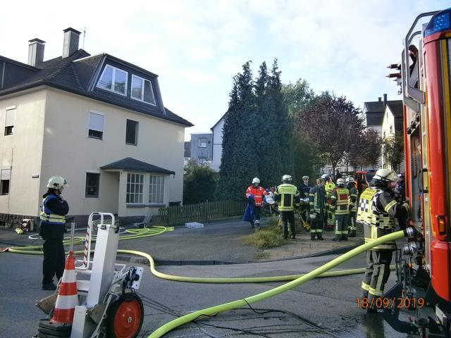 Die Einsatzkräfte vor Ort nach dem das Feuer gelöscht war.