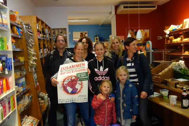 Wow, was ist denn da im Frohnhauser Bioladen, Mülheimer Straße, los? Claudia Prehn, Inhaberin, hinter der Theke re., schloss. Ihr liegt ne Menge auf dem Herzen...