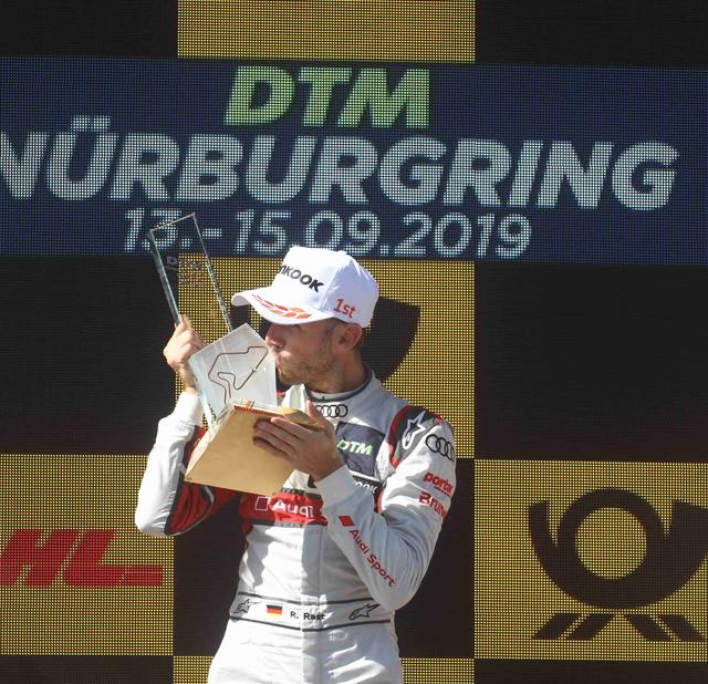 René Rast mit dem Siegerpokal