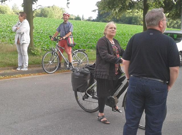 Hiltrud Schmutzler-Jäger, Vorsitzende der Ratsfraktion der Grünen (Bildmitte):
„Wir können uns mit der von der Verwaltung vorgeschlagenen Variante für den RS1 anfreunden. Sie stellt eine städtebaulich integrierte Lösung dar, entkoppelt aber die Trassenplanung von einer Wohnbauplanung.
