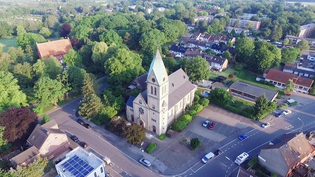 Rund um die Pfarrkirche St. Michael und die nordöstlich angrenzenden Gemeindegebäude - Kindergarten und Pfarrheim - wird in Lanstrop das Gemeinde- und Patronatsfest gefeiert.