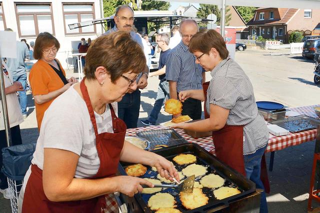 Klar, es gibt auch wieder Reibeplätzchen. Und viele Leckereien mehr. Hier ein Archivbild vom Fest aus 2016.